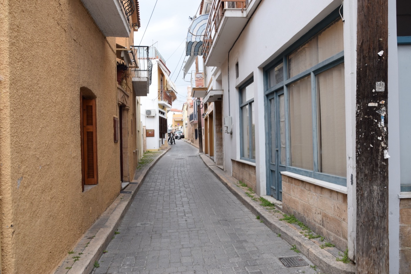 The empty lane at noon